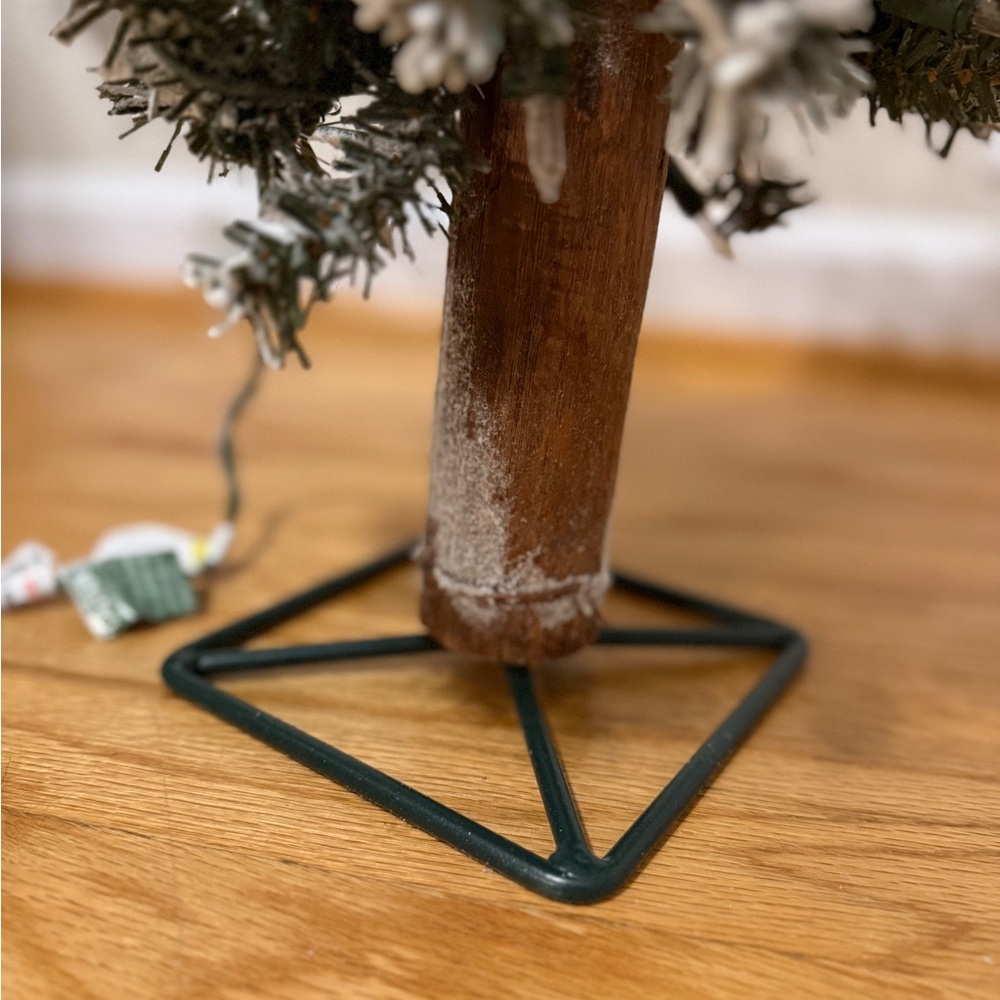 Frontgate Pre-Lit Flocked Alpine Tree - NWT - Picture 10 of 16